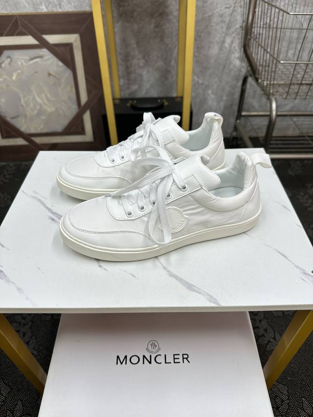 Moncler 休闲运动鞋，头层牛皮搭进口网布面料柔软舒适透气 一脚蹬设计理念合脚大气 真头层羊皮内里透气 橡胶大底耐磨防滑舒适度非常不错size:38-46